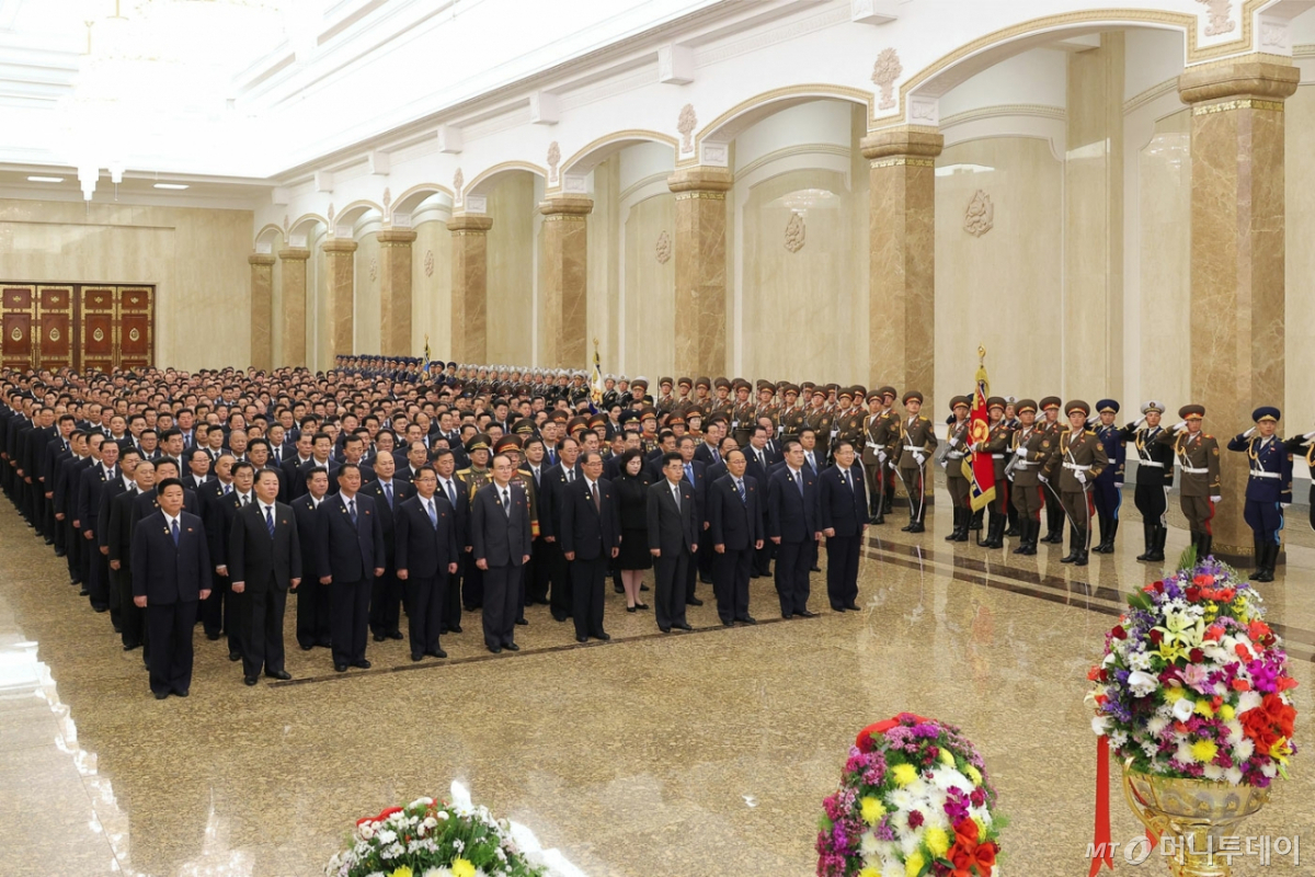 (평양 노동신문=뉴스1) = 북한 노동당 기관지 노동신문은 16일 "위대한 수령 김일성동지 탄생 114돐(주년)에 즈음하여 당과 정부의 간부들이 15일 금수산태양궁전을 찾아 숭고한 경의를 표시하였다"고 보도했다.  [국내에서만 사용가능. 재배포 금지. DB 금지. For Use Only in the Republic of Korea. Redistribution Prohibited]  rodongphoto@news1.kr  Copyright © 뉴스1. All rights reserved. 무단 전재 및 재배포,  AI학습 이용 금지.