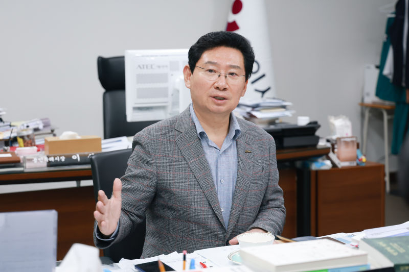 머니투데이와 인터뷰를 하고 있는 이상일 용인시장./사진제공=용인시