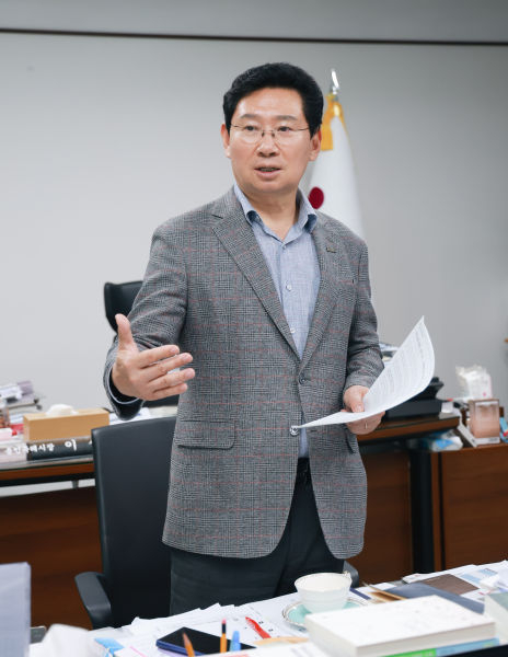 이상일 용인시장이 인터뷰에서 반도체 클러스터에 대해 설명하고 있다./사진제공=용인시