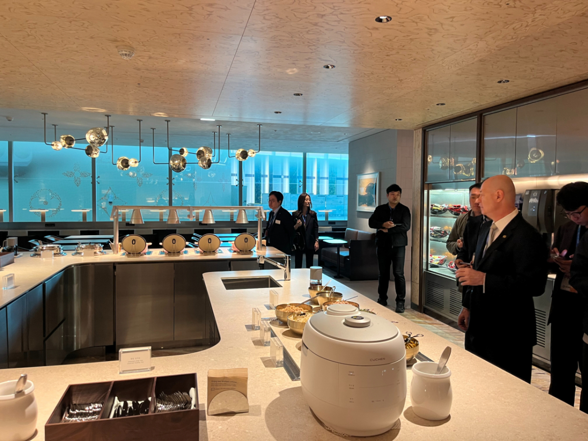 지난 15일 페이시 부사장이 대한항공 프레스티지 서편 라운지 뷔페 공간에서 '라이브 스테이션'과 뷔페 식음료에 대해 설명하고 있다./사진=이정우 기자