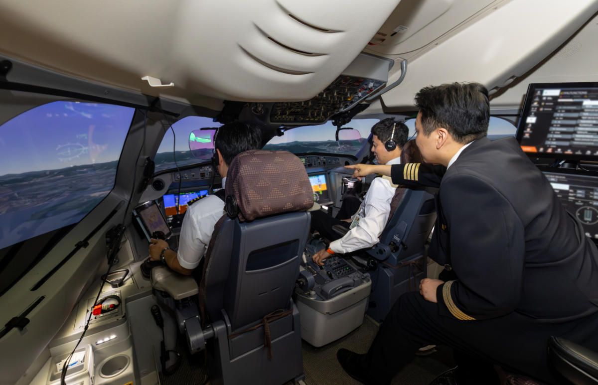 조종사 모의비행장치(FFS)에서 운항승무원들이 모의 비행 훈련을 하는 ./사진제공=대한항공