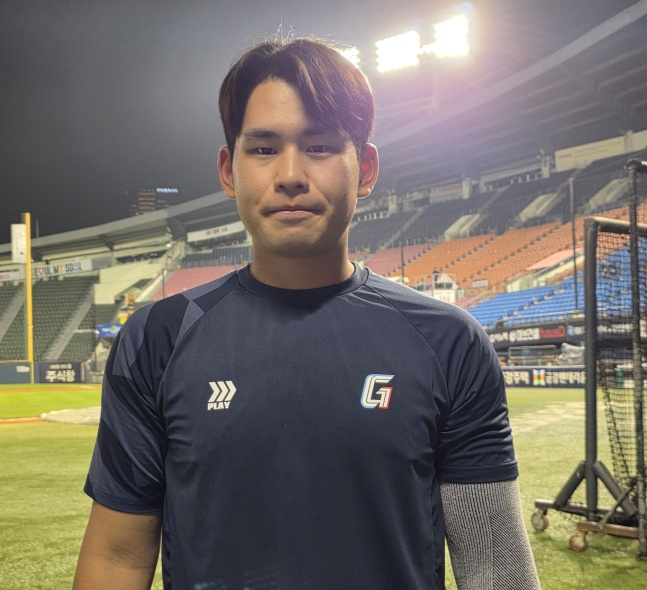 롯데 김진욱이 15일 잠실 LG전을 승리로 이끌고 취재진의 사진 요청에 응했다. /사진=김동윤 기자