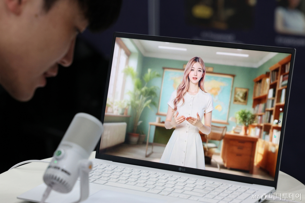 (서울=뉴스1) 신웅수 기자 = 14일 서울 강남구 코엑스에서 열린 국제인공지능대전에서 관람객이 인공지능(AI) 챗봇과 대화하고 있다. 2025.5.14/뉴스1  Copyright © 뉴스1. All rights reserved. 무단 전재 및 재배포,  AI학습 이용 금지. /사진=(서울=뉴스1) 신웅수 기자