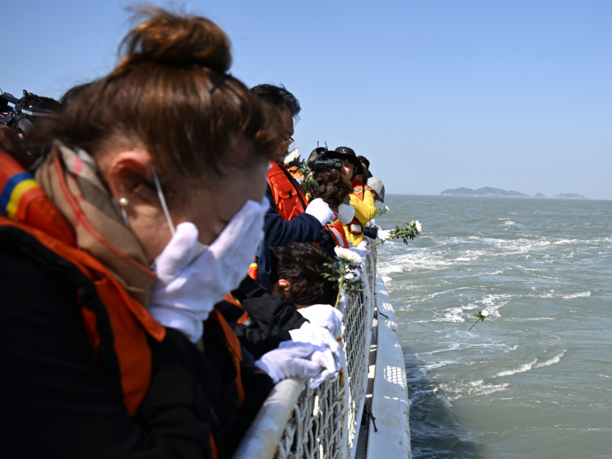  세월호 참사 12주기인 16일 오전 전남 진도군 맹골수도에서 열린 선상추모식 중 세월호 참사 유족들이 참사 해역을 바라보며 오열하고 있다./사진=뉴시스.