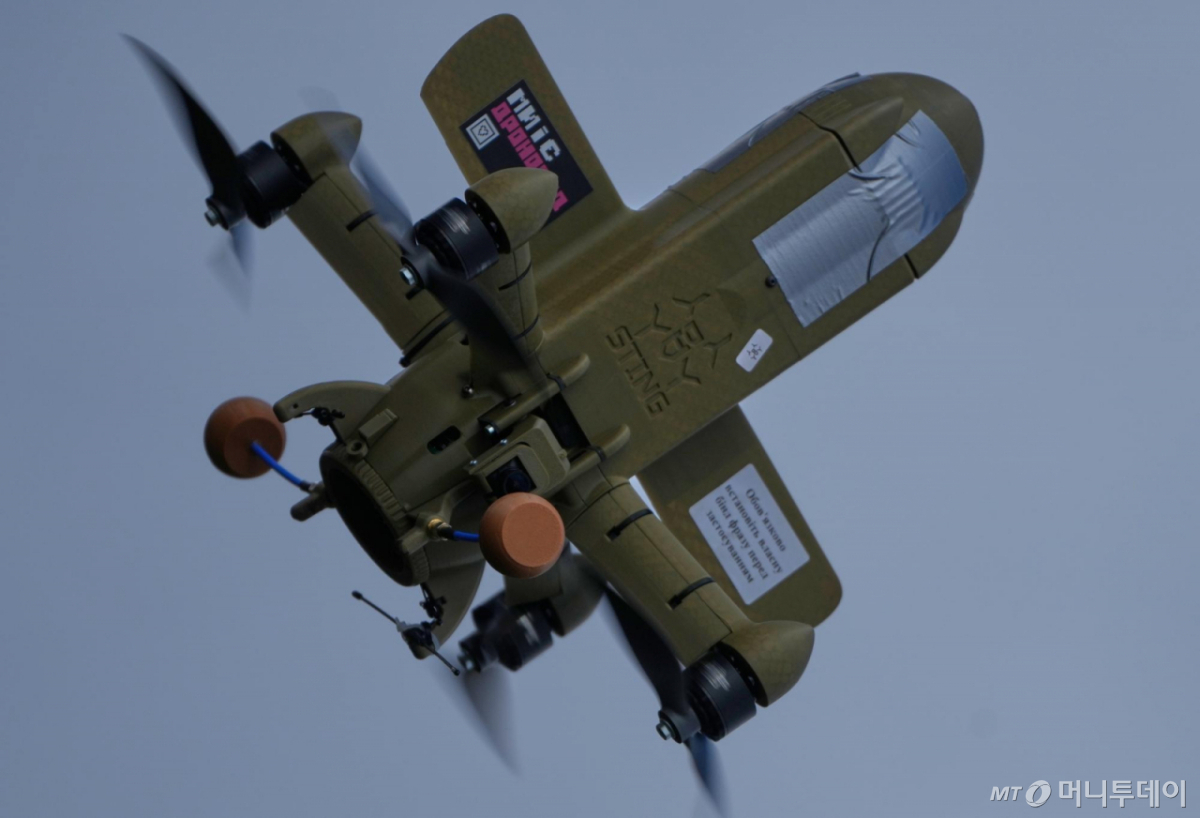 [키이우=AP/뉴시스] 19일(현지 시간) 우크라이나 키이우 지역 야타간 무인항공학교에서 스팅 요격 드론이 요격 훈련 비행을 하고 있다. 2026.03.20. /사진=민경찬