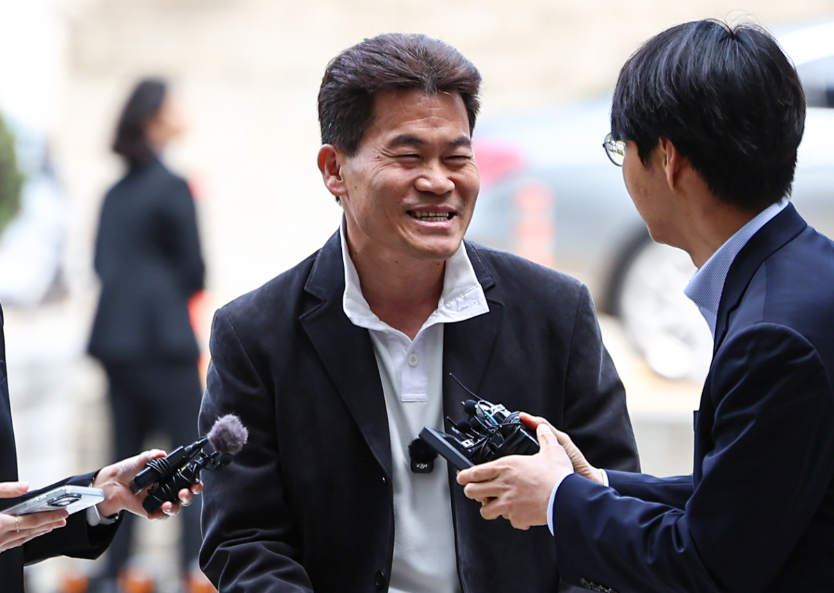 이재명 대통령과 개혁신당 이준석 대표의 명예를 훼손한 혐의를 받는 유튜버 전한길(본명 전유관)씨가 16일 서울 서초구 서울중앙지방법원에서 열린 구속 전 피의자 심문(영장실질심사)에 출석하며 취재진 질문에 답하고 있다. /사진=뉴스1