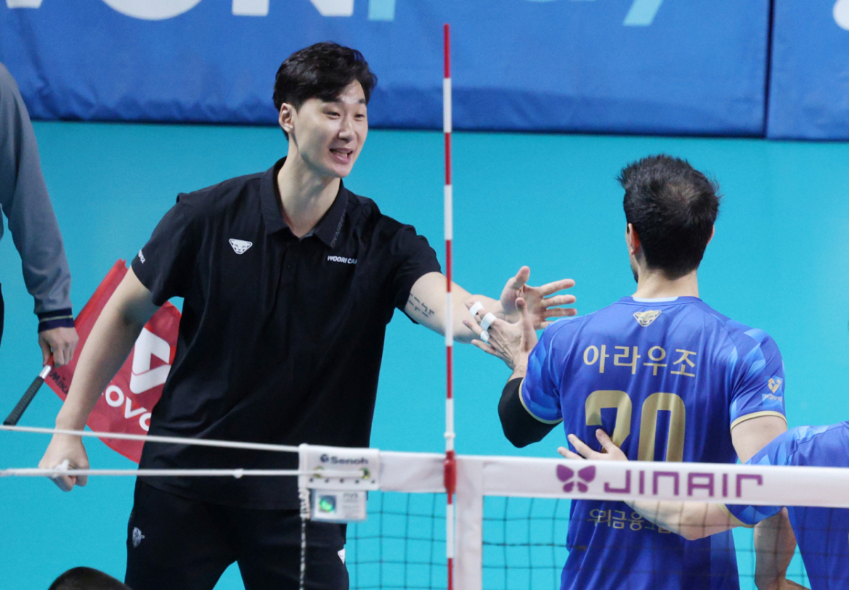 2025-2026 V-리그 남자부 우리카드 대 현대캐피탈 경기가 6일 서울 장충체육관에서 열렸다.  우리카드 아라우조가 결정적인 공격에 성공한 후 박철우 감독과 하이파이브하고 있다. /사진=김진경 대기자