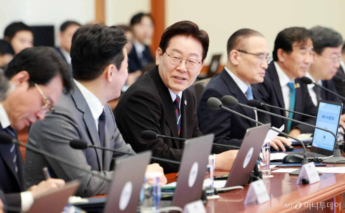 (서울=뉴스1) 허경 기자 = 이재명 대통령이 16일 청와대에서 열린 수석보좌관회의에서 발언을 하고 있다. 2026.4.16/뉴스1  Copyright © 뉴스1. All rights reserved. 무단 전재 및 재배포,  AI학습 이용 금지. /사진=(서울=뉴스1) 허경 기자