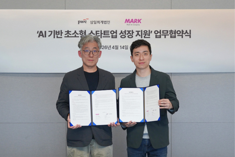 지난 14일 서울 용산구 삼일PwC 본사에서 열린 ‘AI 기반 초소형 스타트업 성장 지원 업무협약식’에서 홍경표 마크앤컴퍼니 대표(왼쪽)와 이창훈 삼일PwC AX노드 파트너가 기념 촬영을 하고 있다. /사진제공=삼일PwC