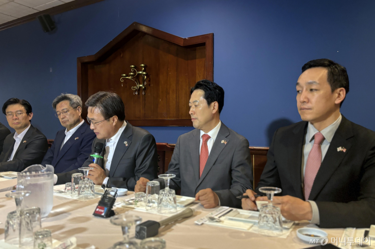 [워싱턴=뉴시스] 이윤희 특파원 = 미국을 방문 중인 장동혁 국민의힘 대표가 15일(현지 시간) 워싱턴DC 인근 한 식당에서 특파원 간담회를 하고 있다. 2026.04.16. sympathy@newsis.com /사진=류현주