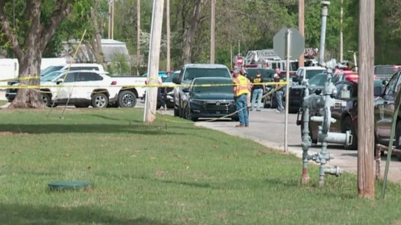 미국 오클라호마주 폴스 밸리 고등학교에서 교장이 총격범을 제압하다 부상을 입었다. 사건 당시 현장이 통제된 모습. /AP=뉴시스