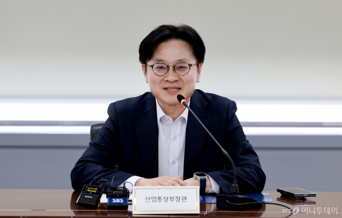 (서울=뉴스1) 이호윤 기자 = 김정관 산업통상부 장관이 15일 서울 종로구 석탄회관에서 열린 ‘원유·나프타 수급 대응 점검회의’에서 발언하고 있다. 2026.4.15/뉴스1 Copyright © 뉴스1. All rights reserved. 무단 전재 및 재배포, AI학습 이용 금지. /사진=(서울=뉴스1) 이호윤 기자