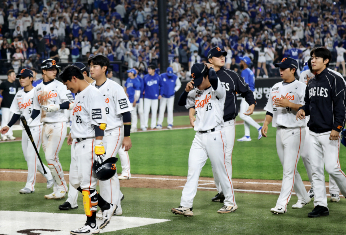 한화 이글스 선수들이 15일 대전 한화생명볼파크에서 열린 2026 신한 SOL KBO리그 삼성 라이온즈와 홈경기에서 패한후 아쉬운 발걸음으로 퇴장하고 있다. /사진=강영조 선임기자