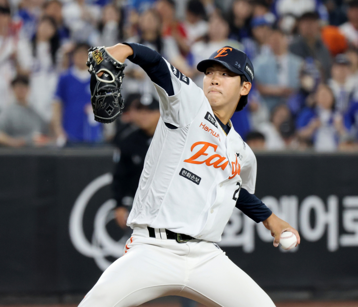 한화 이글스 황준서가 15일 대전 한화생명볼파크에서 열린 2026 신한 SOL KBO리그 삼성 라이온즈와 홈경기에서 마운드에 올라 역투를 펼치고 있다. /사진=강영조 선임기자