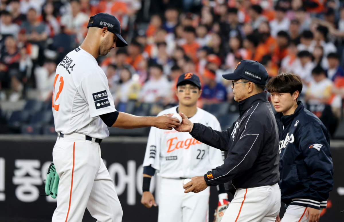 한화 이글스 윌켈 에르난데스(왼쪽)가 15일 대전 한화생명볼파크에서 열린 2026 신한 SOL KBO리그 삼성 라이온즈와 홈경기에서 1회초를 마치지 못하고 물러나고 있다. /사진=강영조 선임기자
