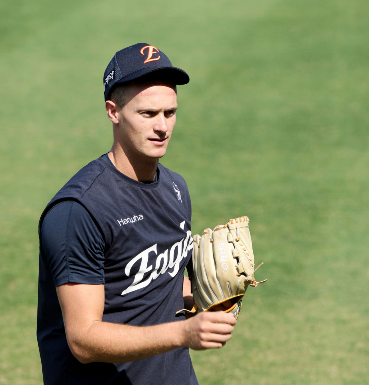 한화 이글스 잭 쿠싱이  15일 대전한화생명볼파크에서 열리는 2026KBO리그 한화이글스와 삼성라이온즈 경기를 앞두고 피칭을 하고 있다.  /사진=강영조 선임기자