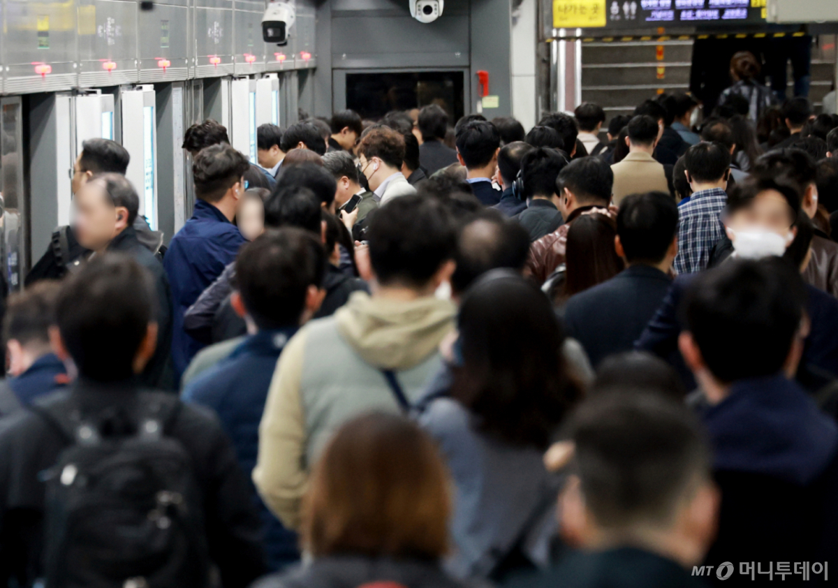 (서울=뉴스1) 이호윤 기자 = 기름값 부담과 차량 5부제의 영향으로 서울 대중교통 이용 시민들이 급격하게 늘어난 7일 서울 종로구 광화문역이 출근길 시민들로 붐비고 있다. 2026.4.7/뉴스1  Copyright © 뉴스1. All rights reserved. 무단 전재 및 재배포,  AI학습 이용 금지. /사진=(서울=뉴스1) 이호윤 기자