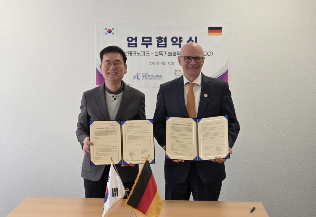 요하네스 피에츠카(오른쪽) 한국산업기술진흥원 한독기술협력센터 센터장과 김형균(왼쪽) 부산테크노파크 원장이 15일(현지시간) 독일에서 업무협약(MOU)을 체결하는 모습. 2026.04.16. /사진제공=한국산업기술진흥원