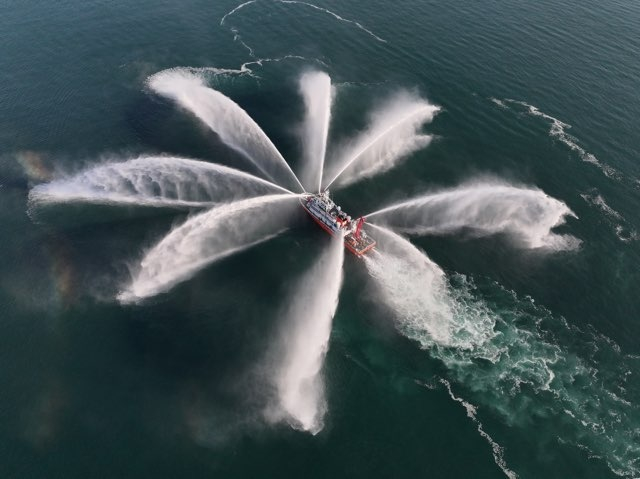 15일 부산 신항에 배치된 540톤급 최신예 중형 소방정 '소방 501호'가 분당 최대 16만 리터의 소화수를 뿜어내는 8방향 일제 방수를 시연하며 압도적인 화재 진압 능력을 선보이고 있다. /사진제공=소방청