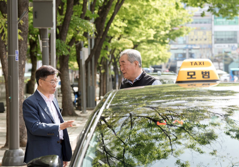 신상진 성남시장이 16일 한 택시 운수종사자와 만나 대화를 나누고 있다./사진제공=성남시