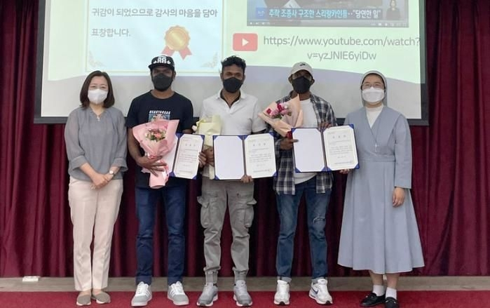 2022년 9월 4일 조종사를 구한 공로로 화성시 외국인복지센터장 표창장을 받은 루완씨(가운데)와 동료들이 사진을 찍고 있다. /사진=화성시 외국인복지센터 제공