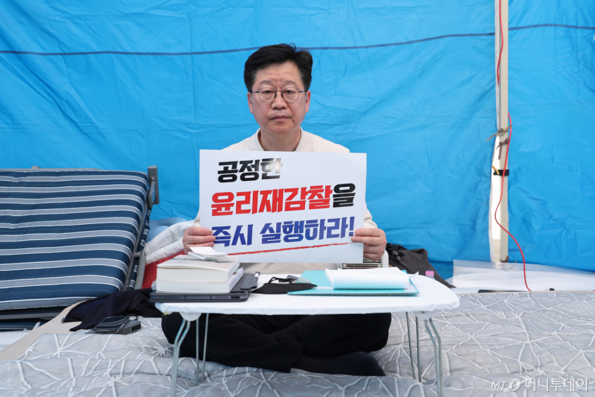 [서울=뉴시스] 김금보 기자 = 단식 사흘째인 안호영 더불어민주당 의원이 13일 오전 서울 여의도 국회 본청 앞 단식농성장에서 전북지사 후보로 선출된 이원택 의원의 ‘술·식사비 제3자 대납 의혹’에 대한 재감찰을 당 지도부에 촉구하고 있다. 2026.04.13.kgb@newsis.com /사진=김금보