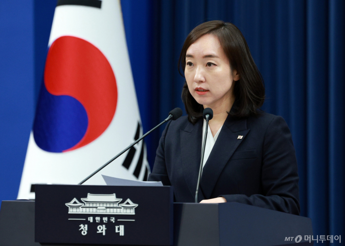 [서울=뉴시스] 고범준 기자 = 전은수 대변인이 12일 청와대 춘추관에서 비상경제 현안점검회의 관련 브리핑을 하고 있다. 2026.04.12. bjko@newsis.com /사진=고범준