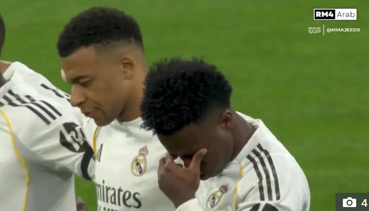 묵념하는 킬리안 음바페. /사진=더선 갈무리