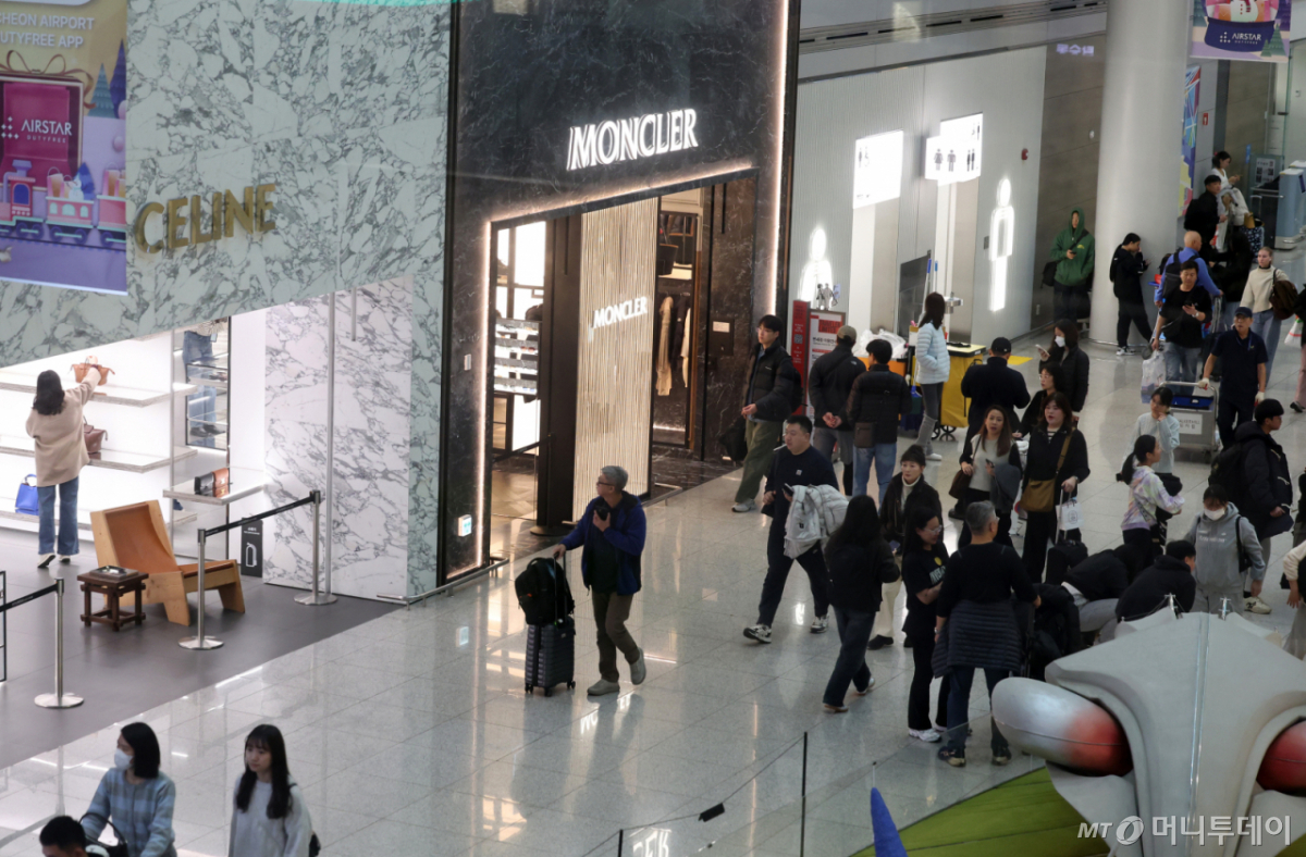 인천국제공항 제1여객터미널 면세구역에서 여행객들이 오가고 있다.  /사진제공=뉴스1