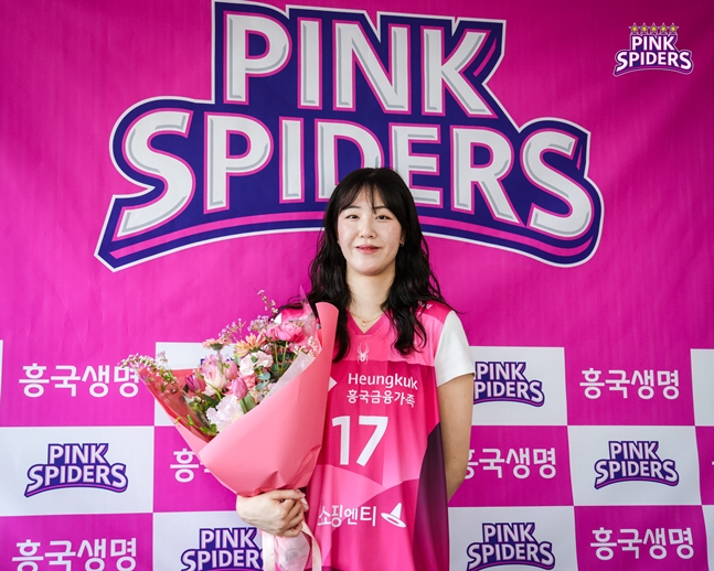 정호영의 흥국생명 입단 오피셜 사진. /사진=흥국생명 제공