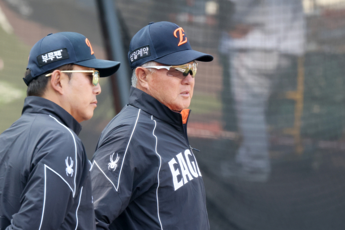 김경문 한화 이글스 감독이 15일 대전 한화생명볼파크에서 열리는 2026 신한 SOL KBO리그 삼성 라이온즈전을 앞두고 선수들 훈련을 지켜보고 있다. 2026.04.15. /사진=강영조 선임기자