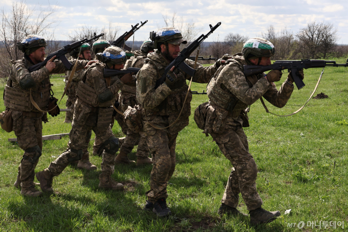 [자포리자=AP/뉴시스] 8일(현지 시간) 우크라이나 자포리자의 한 훈련장에서 우크라이나 제65기계화여단 소속 군인들이 돌격 전술훈련을 하고 있다. 2026.04.09. /사진=민경찬