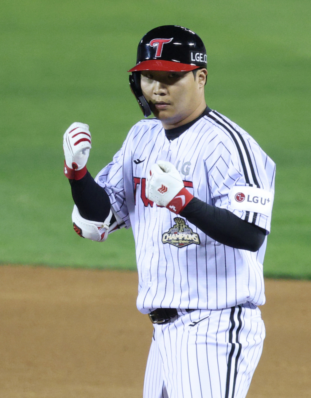 2026 신한 SOL KBO리그 LG 트윈스 대 롯데 자이언츠 경기가 16일 서울 잠실야구장에서 열렸다.  LG 문보경 5회말 2사 1,2루에서 1타점 적시타를 날리고 출루한 후 세리머니를 하고 있다. /사진=김진경 대기자