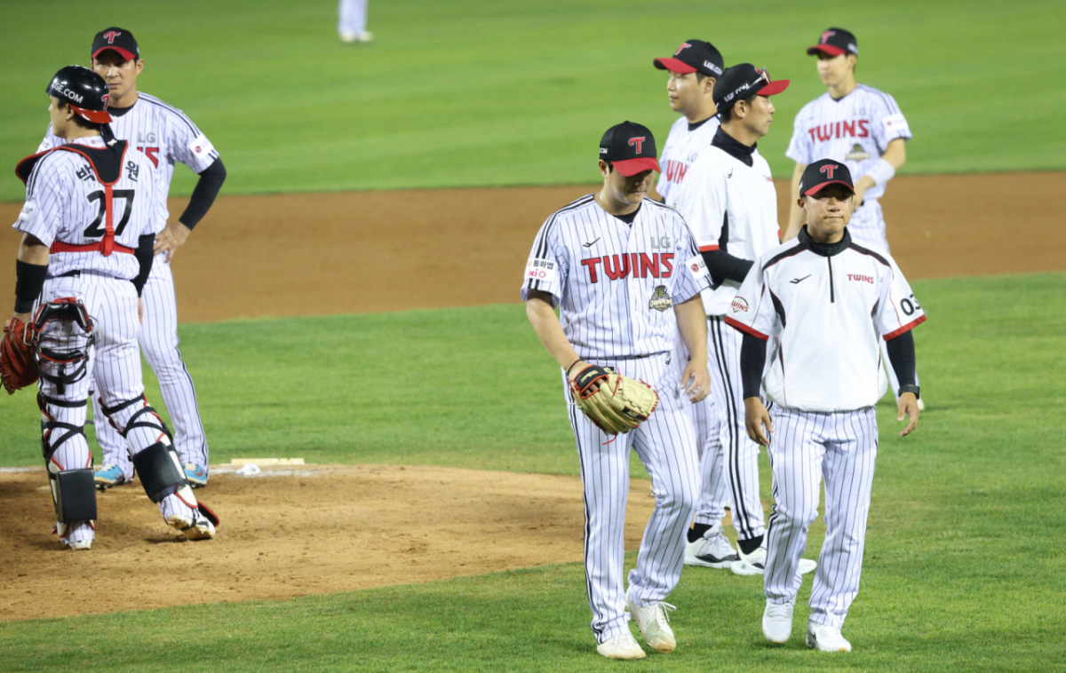 2026 신한 SOL KBO리그 LG 트윈스 대 롯데 자이언츠 경기가 15일 서울 잠실야구장에서 열렸다.  LG 함덕주가 교체되고 있다. /사진=김진경 대기자