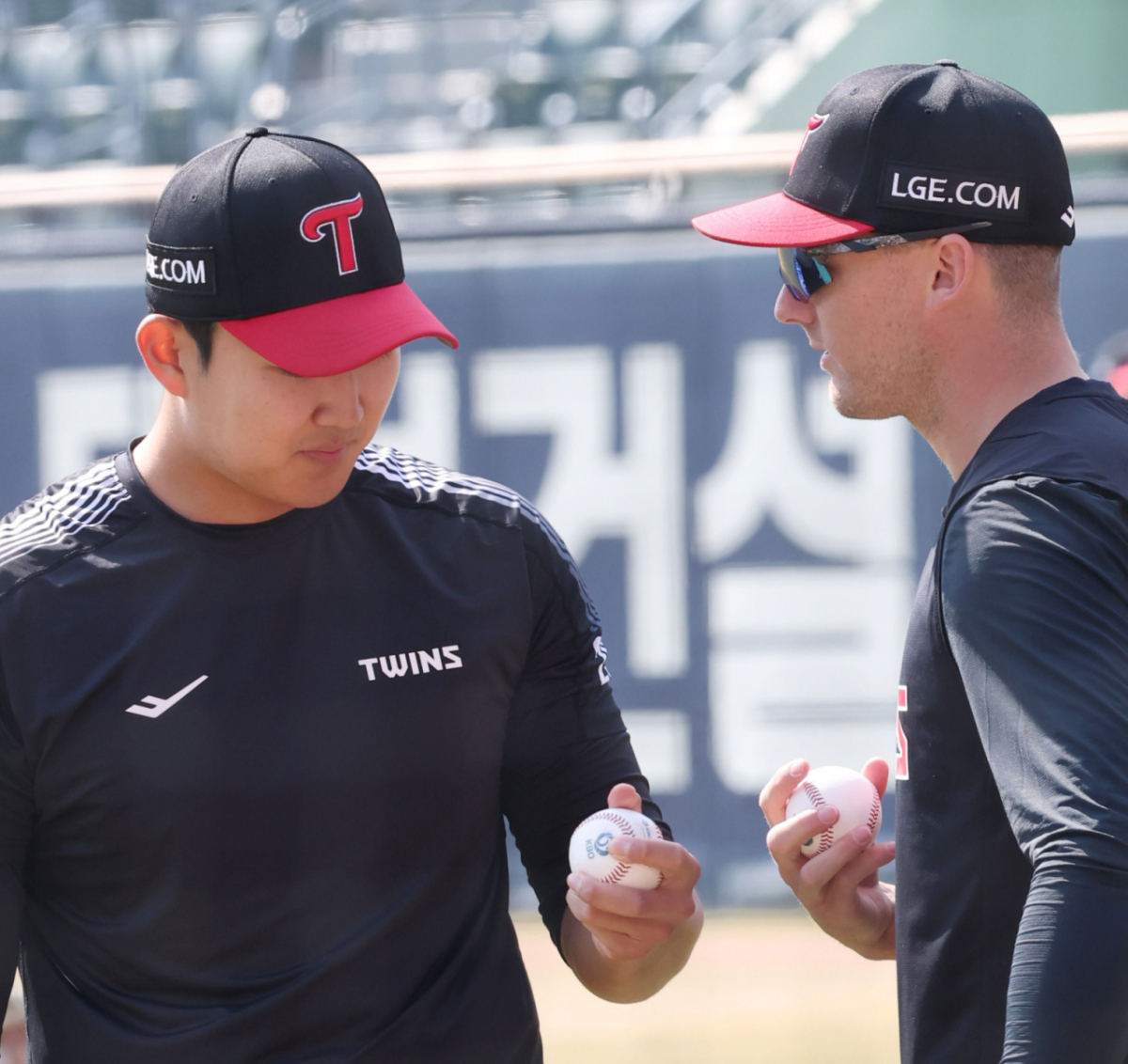 2026 신한 SOL Bank KBO리그 시범경기 LG 트윈스 대 키움 히어로즈 경기가 3월 23일 서울 잠실야구장에서 열렸다.  LG 손주영(왼쪽)이 톨허스트와 대화를 하며 훈련을 하고 있다. /사진=김진경 대기자