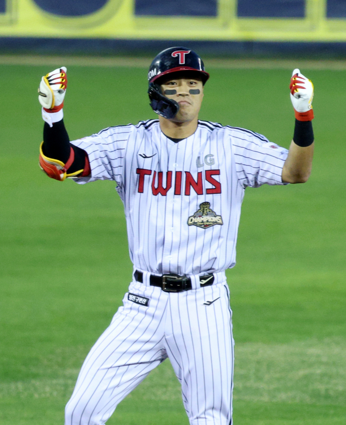 2026 신한 SOL KBO리그 LG 트윈스 대 롯데 자이언츠 경기가 16일 서울 잠실야구장에서 열렸다.  LG 천성호가 2회말 1사 2루에서 동점 1타점 적시 2루타를 날리고 출루한 후 세리머니를 하고 있다. /사진=김진경 대기자