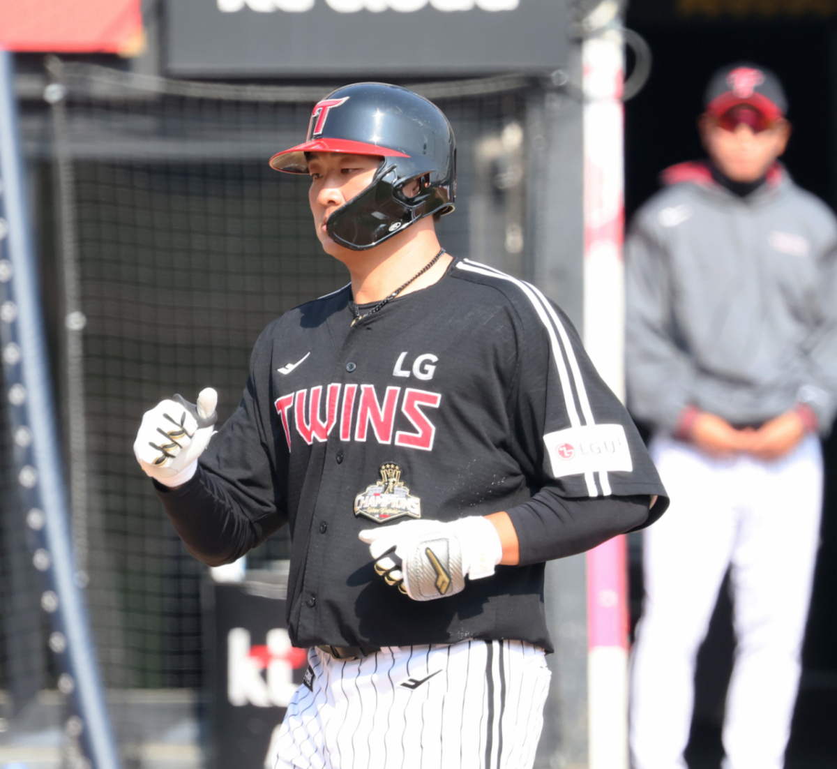 LG 1번타자 이재원이 17일 KT위즈파크에서 열린 2026 프로야구 시범경기 KT위즈와 LG트윈스 경기 8회초 김민수를 상대로 솔로홈런을 터트린 후 홈인 하고 있다.   이재원은 1회초 선두타자로 나서 솔로홈런을 터트렸었다.  2026.03.17. /사진=강영조 선임기자