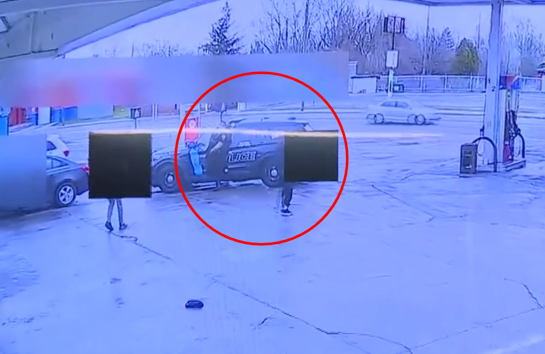 지난 13일(현지시간) 미국 미시간주 디트로이트에서 16세 소녀를 납치한 용의자가 검찰에 검거되는 모습이 담긴 주유소 CC(폐쇄회로)TV 영상. /사진=미국 WXYZ