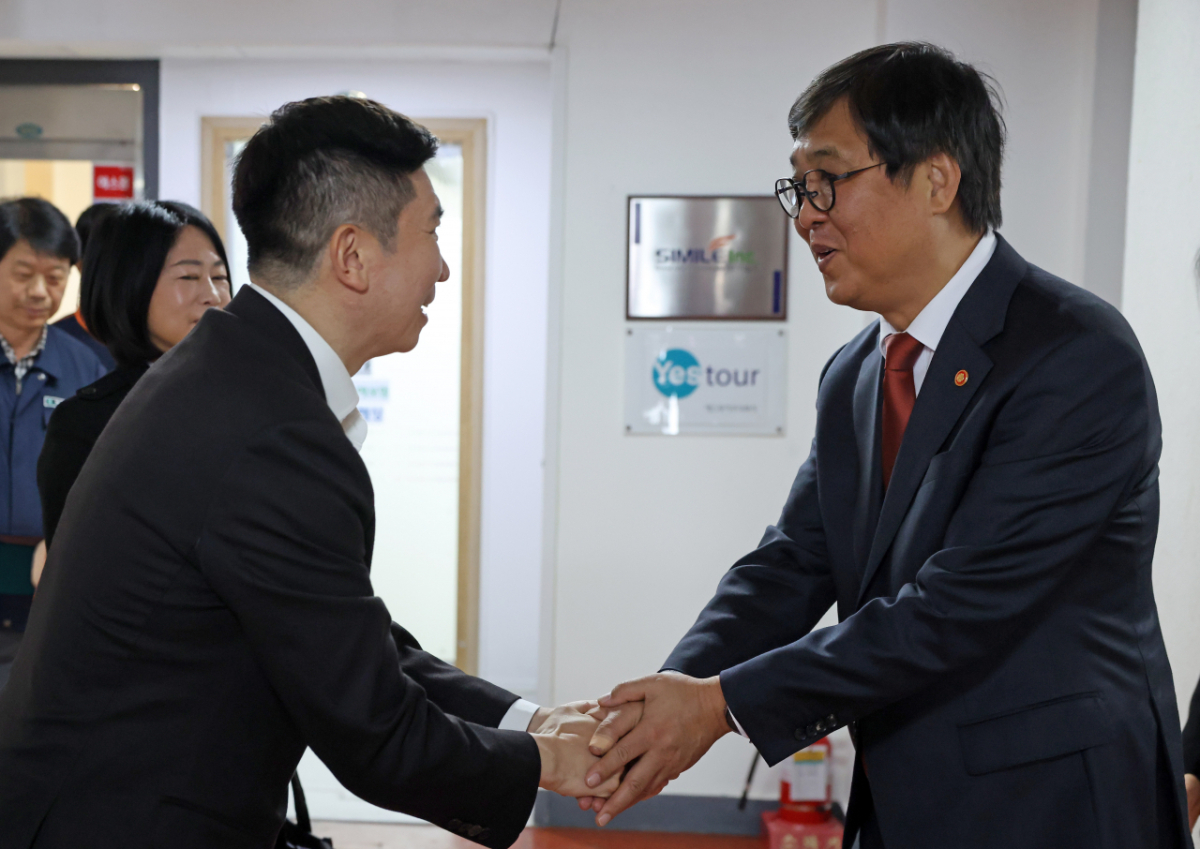 최휘영 문화체육관광부 장관이 16일 서울 중구 대한체육회 체육회관에서 유승민 대한체육회장을 만나 인사를 나누고 있다. /사진=문화체육관광부 제공