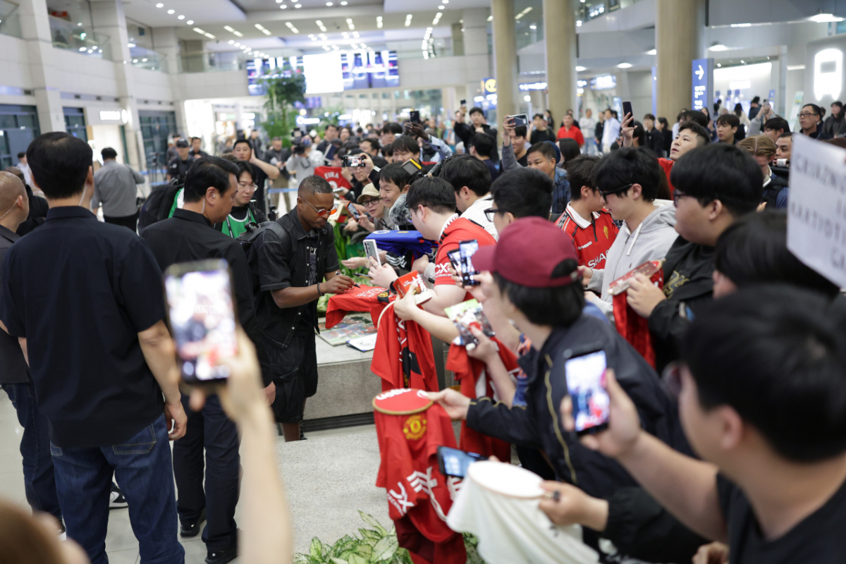 16일 인천국제공항을 통해 입국한 맨체스터 유나이티드·프랑스 국가대표 출신 파트리스 에브라. /사진=슛포러브 제공