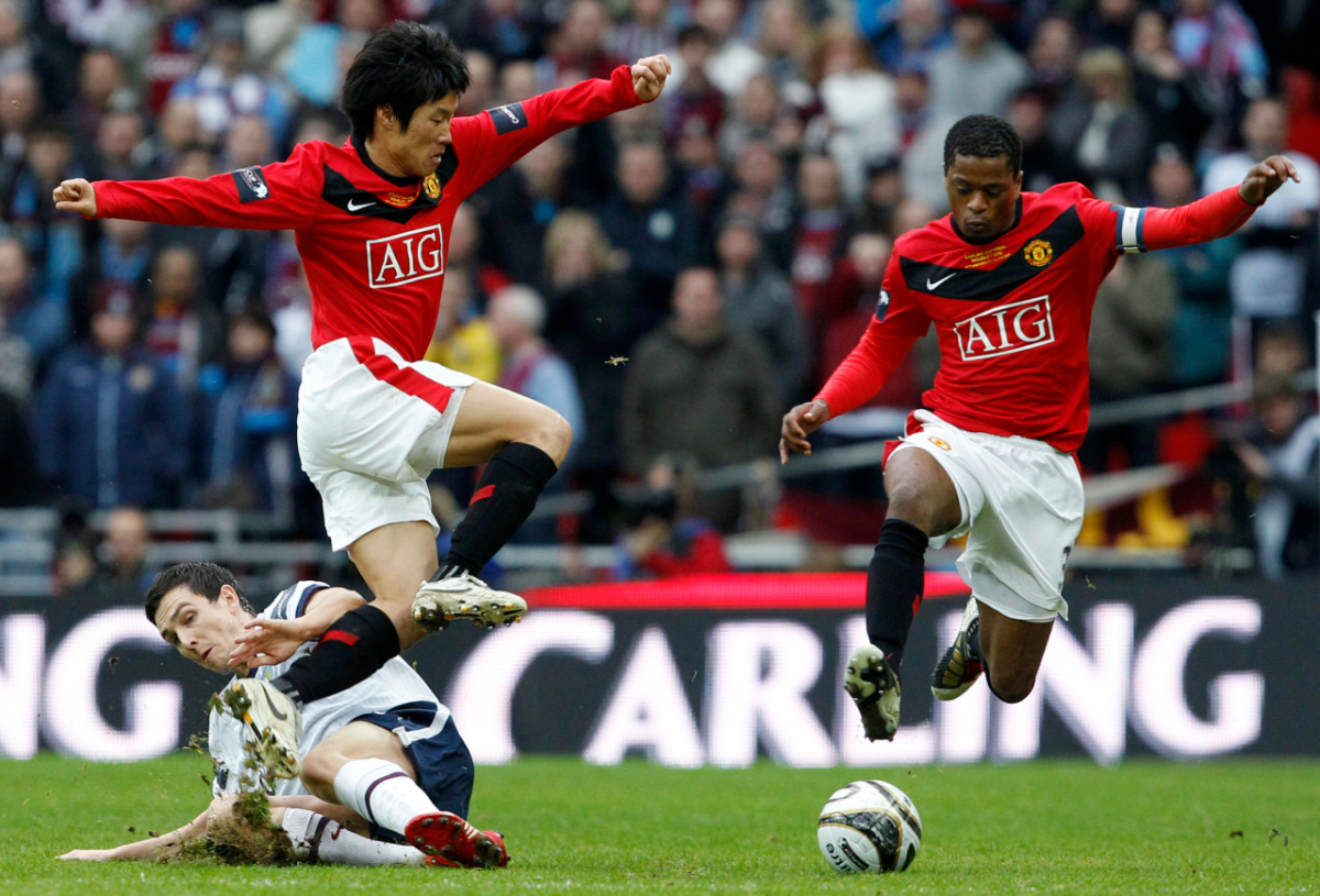 지난 2010년 맨체스터 유나이티드 시절 박지성과 파트리스 에브라. /로이터=뉴스1