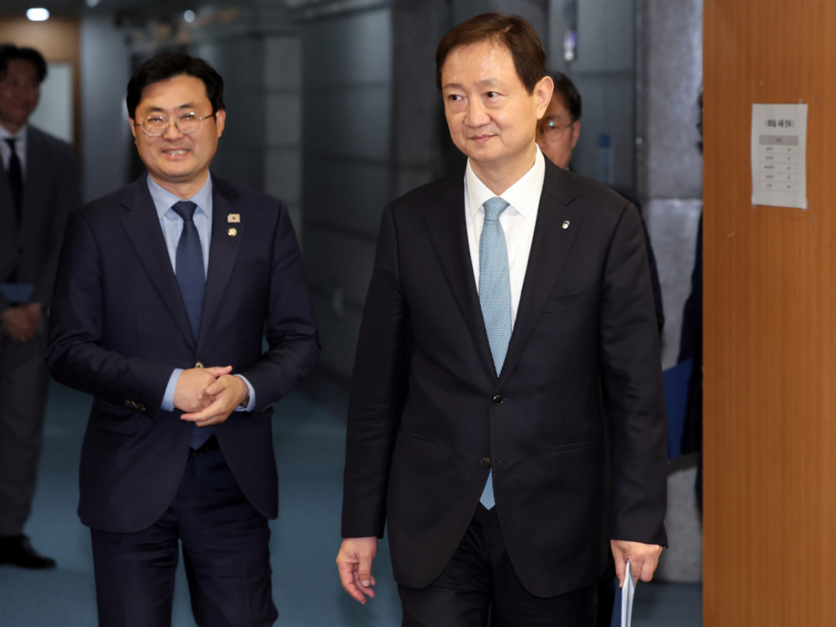 (서울=뉴스1) 황기선 기자 = 이찬진 금융감독원장과 이정문 더불어민주당 의원이 7일 오후 서울 영등포구 여의도 금융감독원에서 열린 '금융보안 페러다임 전환 간담회'에 참석하고 있다.  2026.4.7/뉴스1  Copyright © 뉴스1. All rights reserved. 무단 전재 및 재배포,  AI학습 이용 금지. /사진=(서울=뉴스1) 황기선 기자