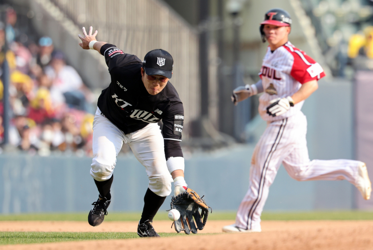29일 서울 송파구 잠실야구장에서 열린 '2026 신한 SOL KBO리그' KT 위즈와 LG 트윈스의 경기, KT 3루수 허경민이 7회말 2사 2루 상황 LG 구본혁의 3루수 앞 땅볼을 잡고 있다. /사진=뉴스1