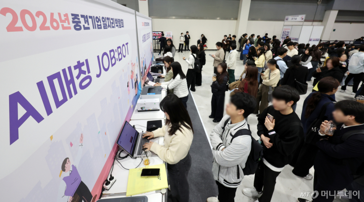 지난달 31일 서울 서초구 aT센터에서 열린 2026년 중견기업 일자리 박람회에서 구직자들이 AI 매칭 서비스를 이용하기 위해 줄을 서 있다. /사진=뉴시스