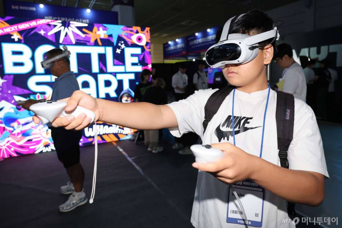 2020~2021년 세상을 뒤바꿀 키워드로 꼽히던 메타버스. 챗GPT의 등장 이후 ICT업계에서 잊혀져가는 이름이 됐다. /사진=뉴시스