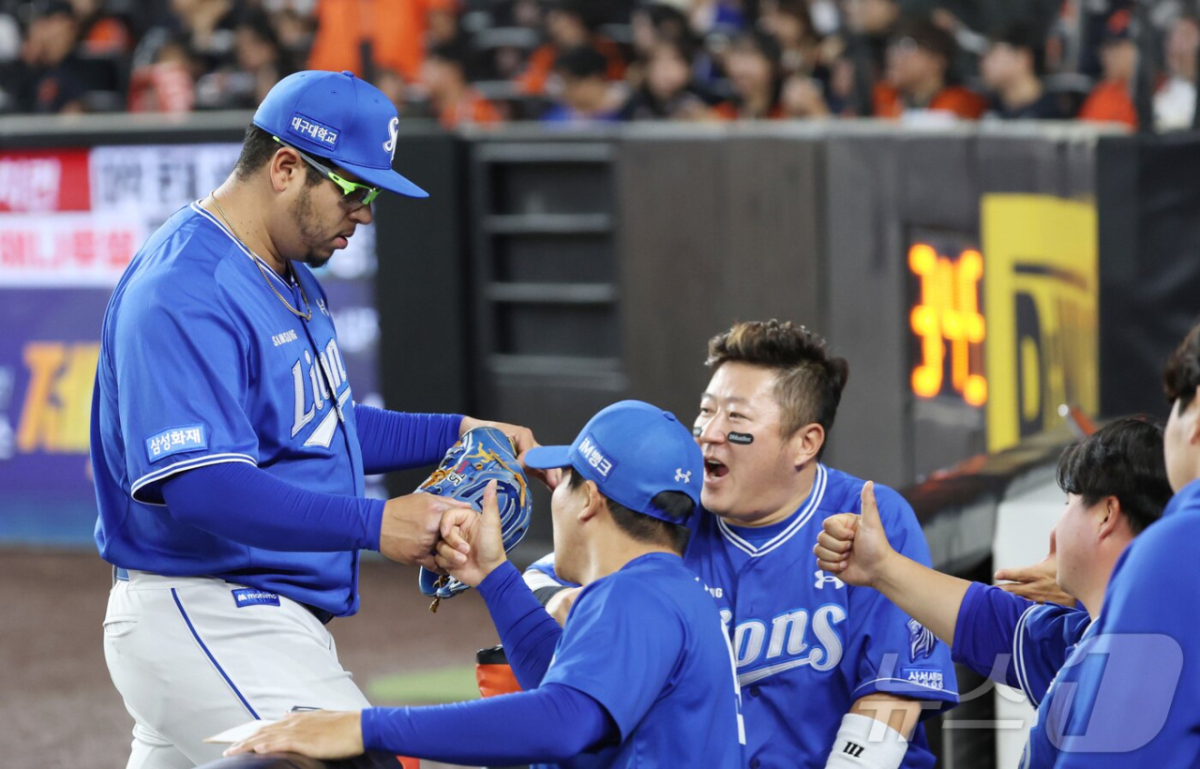 이닝을 마치고 더그아웃으로 향하는 후라도(왼쪽). /사진=뉴스1