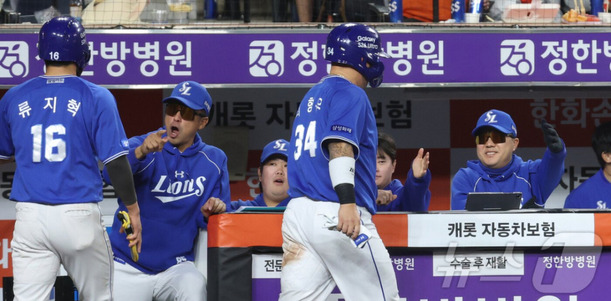 최형우(가운데)가 동료들의 환영을 받으며 더그아웃으로 향하고 있다. /사진=뉴스1