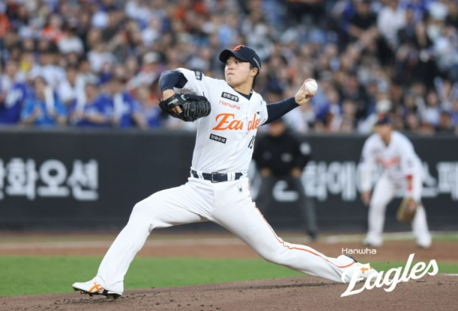 한화 이글스 왕옌청이 16일 대전 한화생명볼파크에서 열린 삼성 라이온즈와 2026 신한 SOL KBO리그 홈경기에 선발 등판해 역투를 펼치고 있다. /사진=한화 이글스 제공