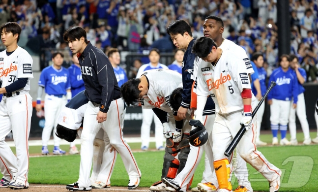 한화 선수단이 16일 삼성전에서 패한 뒤 관중들에게 고개를 숙여 인사를 하고 있다. /사진=뉴스1