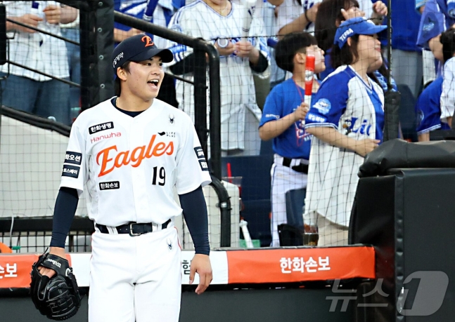 한화 이글스 투수 왕옌청이 16일 대전 한화생명볼파크에서 열린 삼성 라이온즈와 2026 신한 SOL KBO리그 홈경기에서 야수들의 수비를 지켜보고 있다. /사진=뉴스1